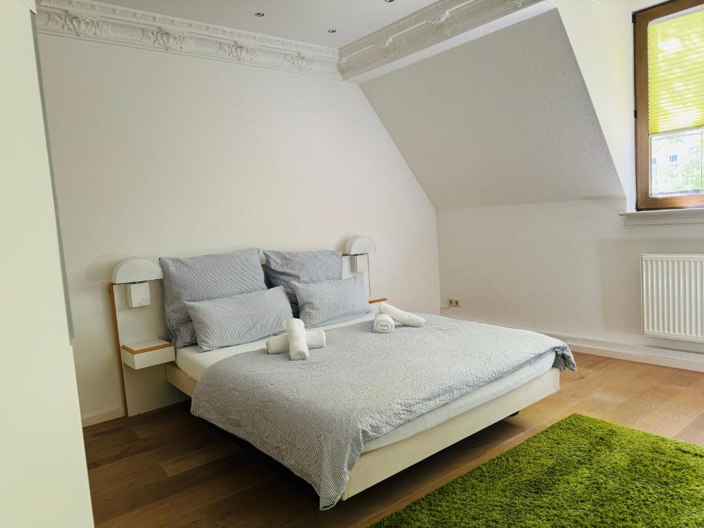 Un dormitorio con una cama con dos ositos de peluche encima. en Neue Pfefferkiste, en Leipzig