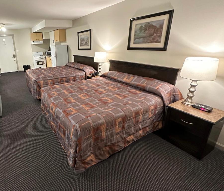 Postel nebo postele na pokoji v ubytování Canadian Inn