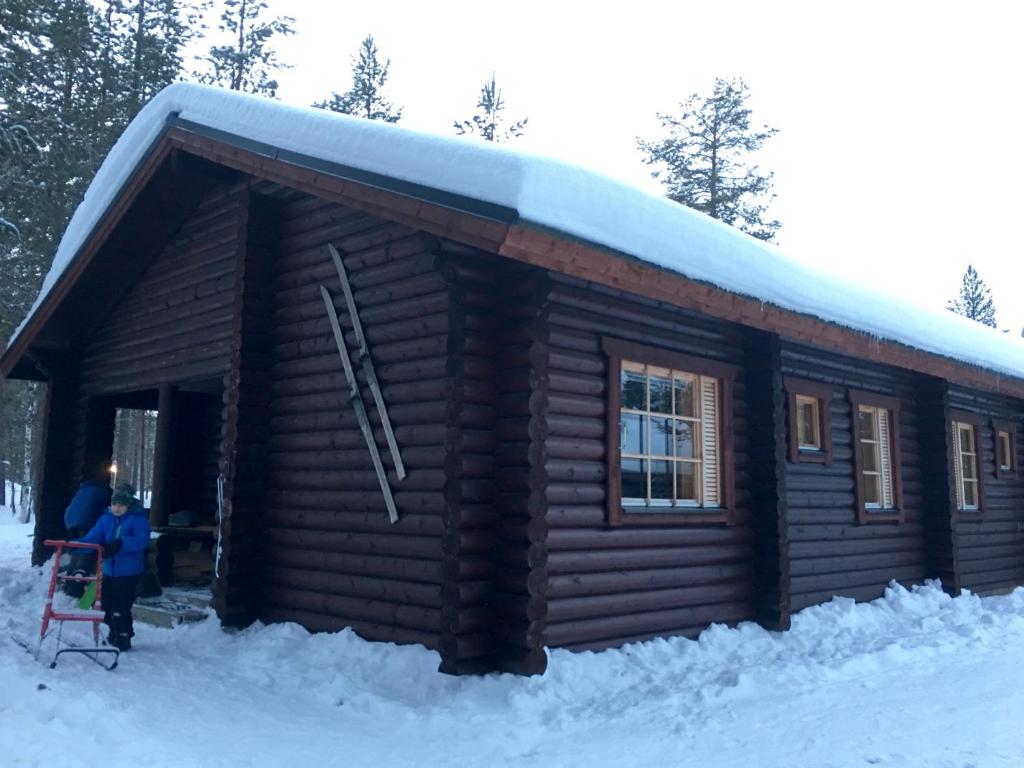 アカスロンポロにあるÄkäsakka B4 Chaletの雪が降り注ぐログキャビン