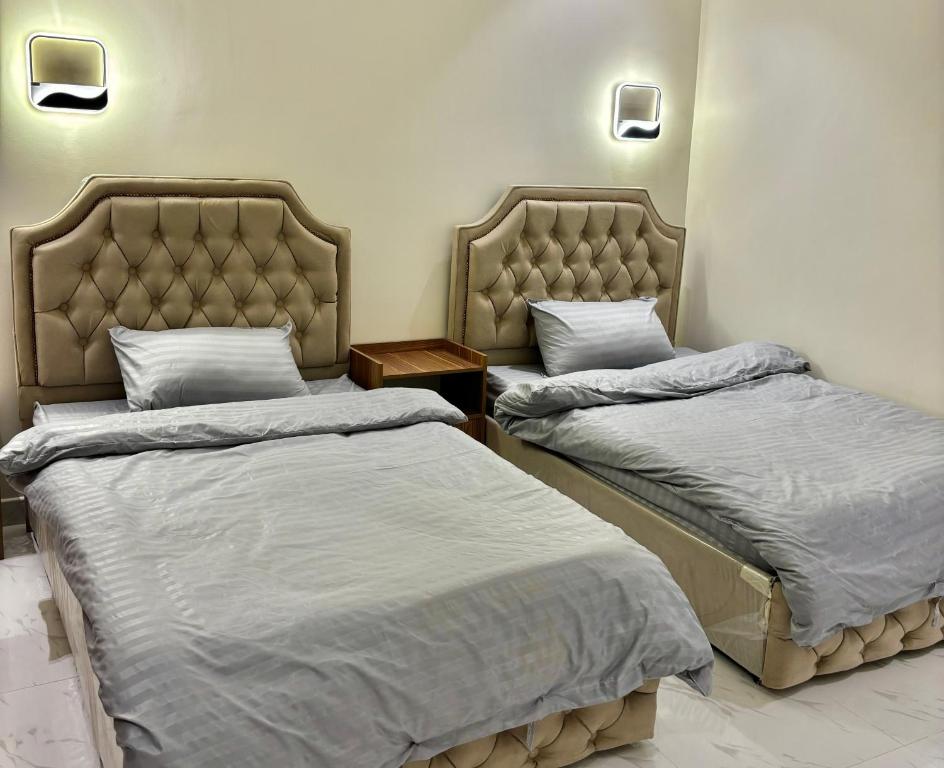 zwei Betten nebeneinander in einem Zimmer in der Unterkunft شاطئ اللؤلؤ وحده مفروشه 2 in Bucht Obhor