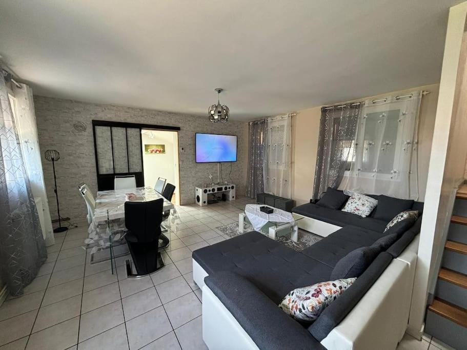 un salon avec un canapé et une table dans l'établissement A city house in Rouen, à Sotteville-lès-Rouen