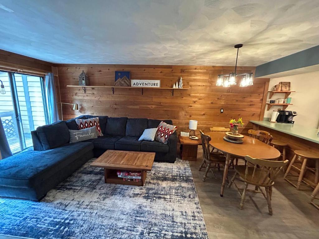 a living room with a blue couch and a table at Townhouse in Seven Springs 3bed 2bath sleeps 8 aircon wifi in Champion