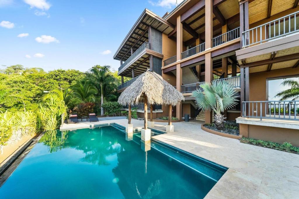 Kolam renang di atau dekat dengan Spacious 4 Bedroom Condo Pool