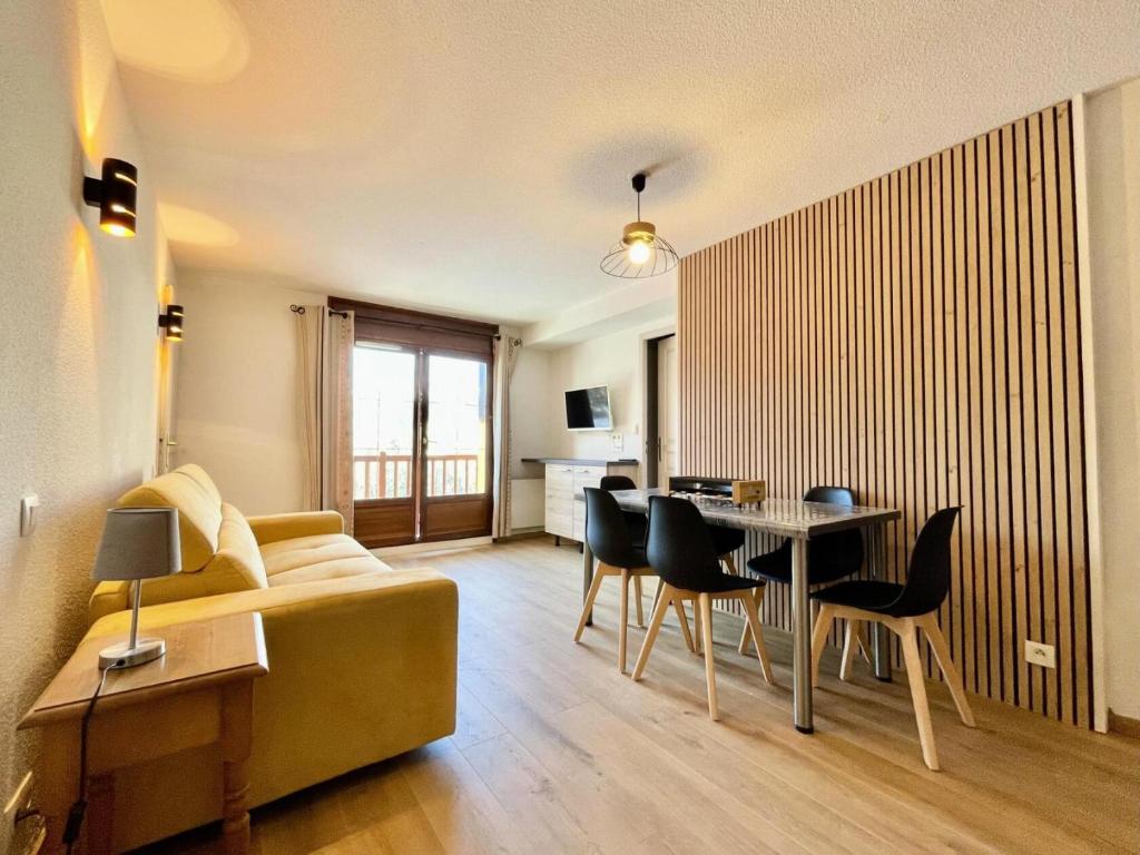 un salon avec un canapé et une table dans l'établissement Les Chalets Des Evettes - Résidence avec piscine au pied des pistes MAE-0611, à Flumet