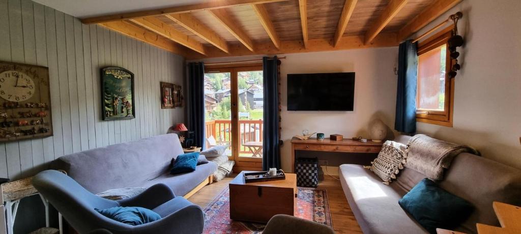 un salon avec un canapé et une table dans l'établissement Résidence Avenir 1800 - Appartement Duplex tout confort - ski aux pieds MAE-0581, à Aime La Plagne