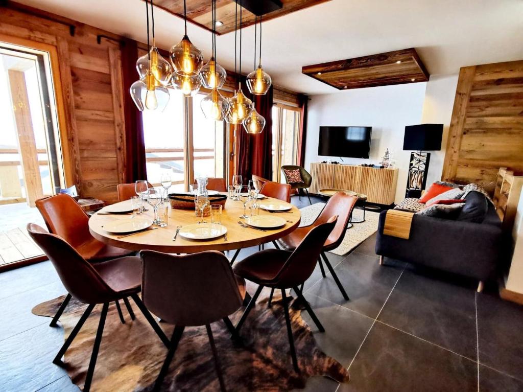 une salle à manger avec une table et des chaises dans l'établissement Résidence Grand Theatre - Appartement duplex d'exception, belle exposition, au calme MAE-0881, aux Gets