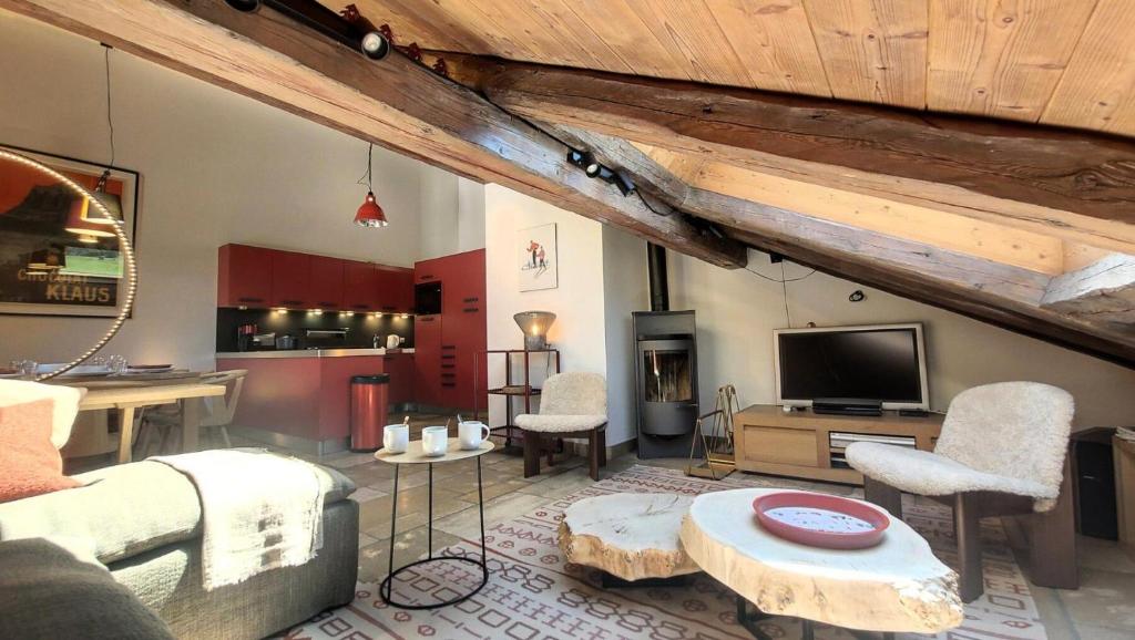 un salon avec un canapé et une télévision dans l'établissement Résidence Le Lion D'or A - Appartement confortable, sous toit, accès facile aux commerces MAE-0871, aux Gets