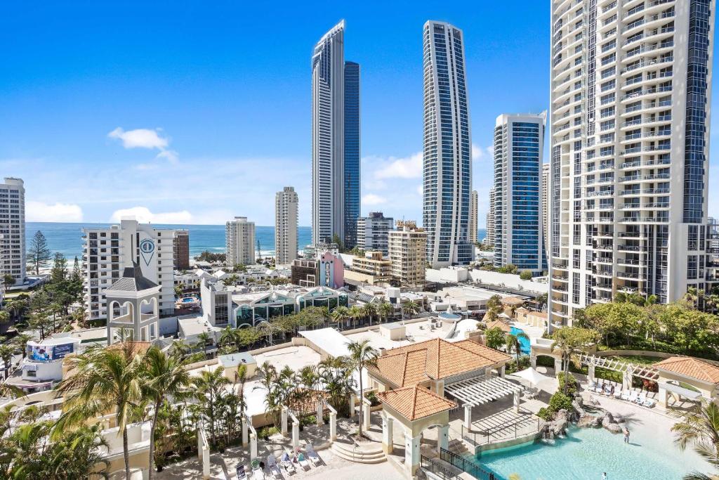une vue aérienne d'une ville avec de grands immeubles dans l'établissement Towers of Chevron - Private Apartments - Hosted by Coastal Letting Co., à Gold Coast