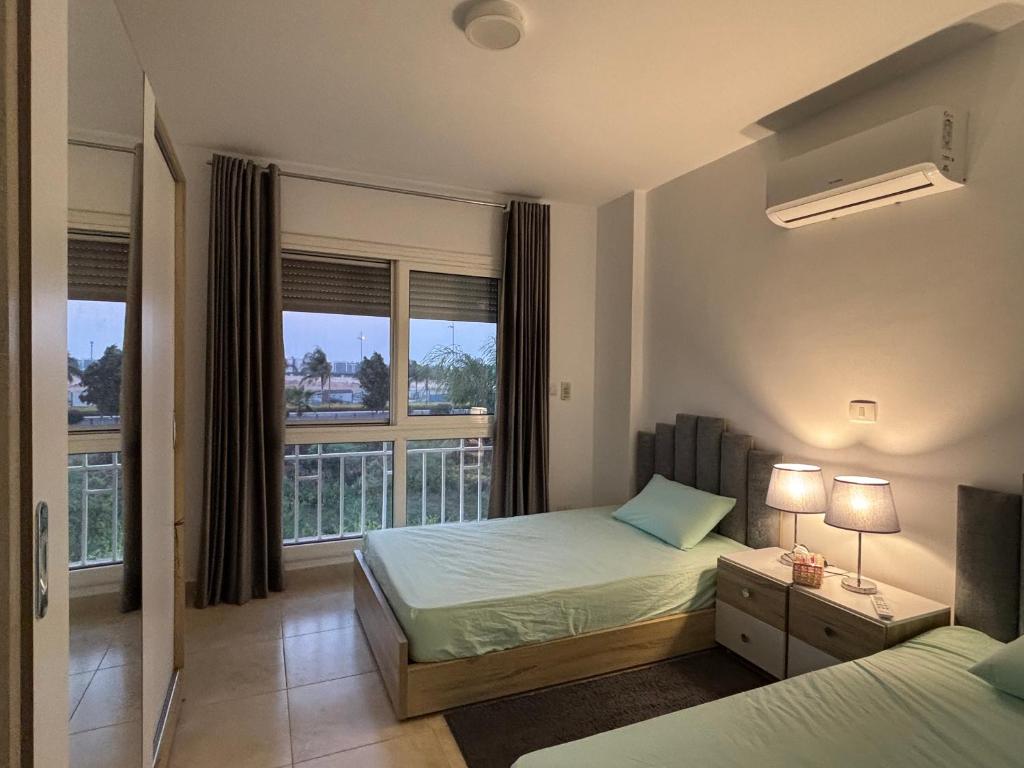 Postel nebo postele na pokoji v ubytování Luxury Inn: 3BR Amazing View in Madinaty12