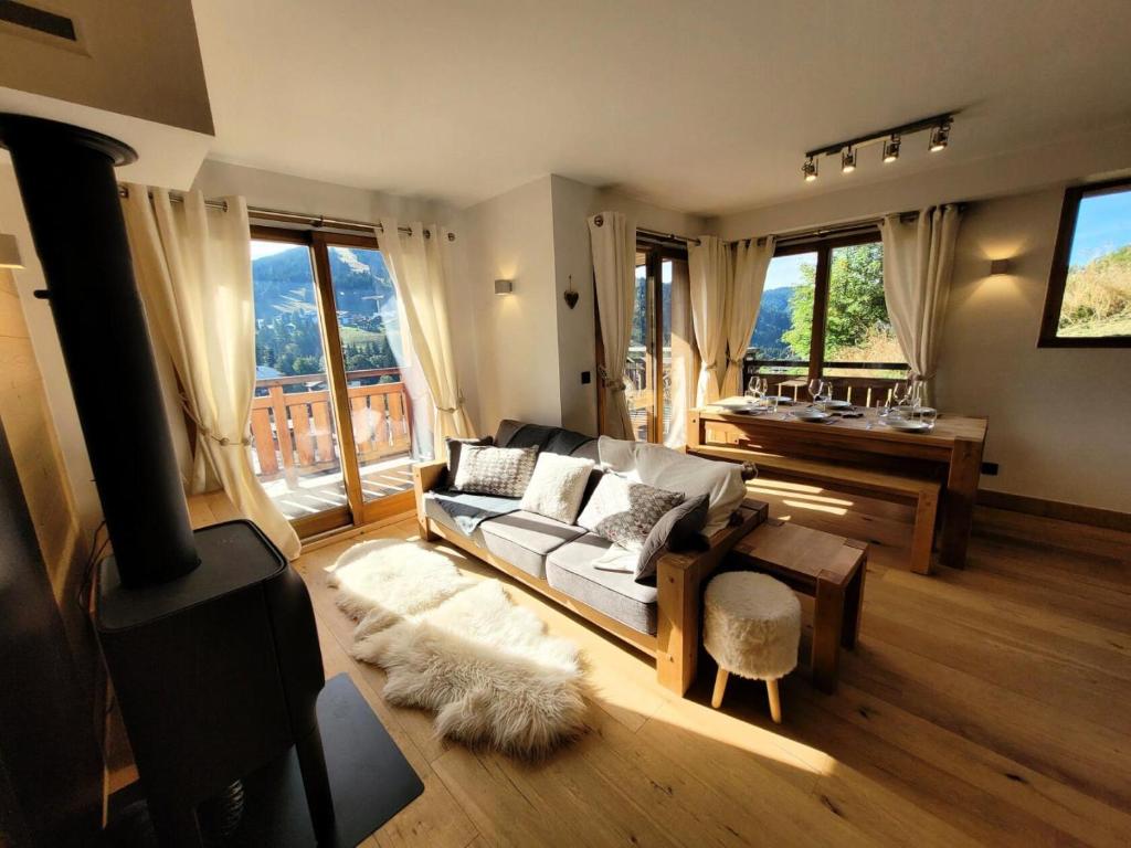 un salon avec un canapé et une table dans l'établissement Résidence Le Kilimandjaro - Appartement lumineux avec vue sur le domaine des Chavannes MAE-1081, aux Gets