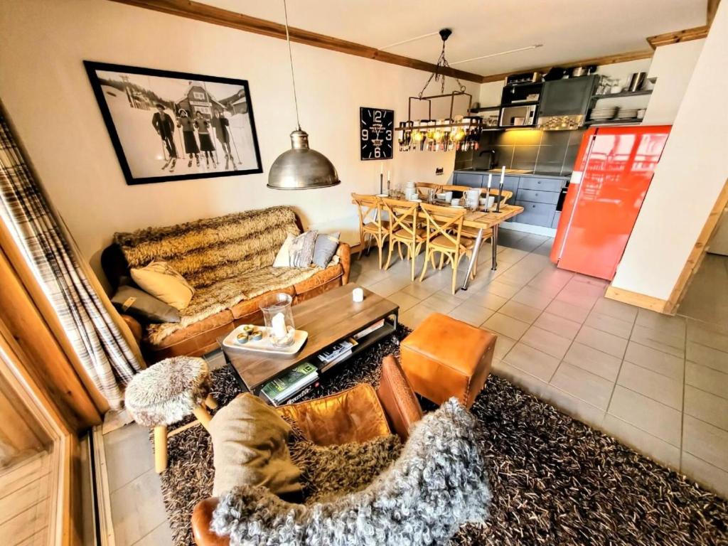 un salon avec un canapé et une table dans l'établissement Résidence Chalune - Appartement classé 4 étoiles, 2 chambres + Cabine MAE-0951, aux Gets