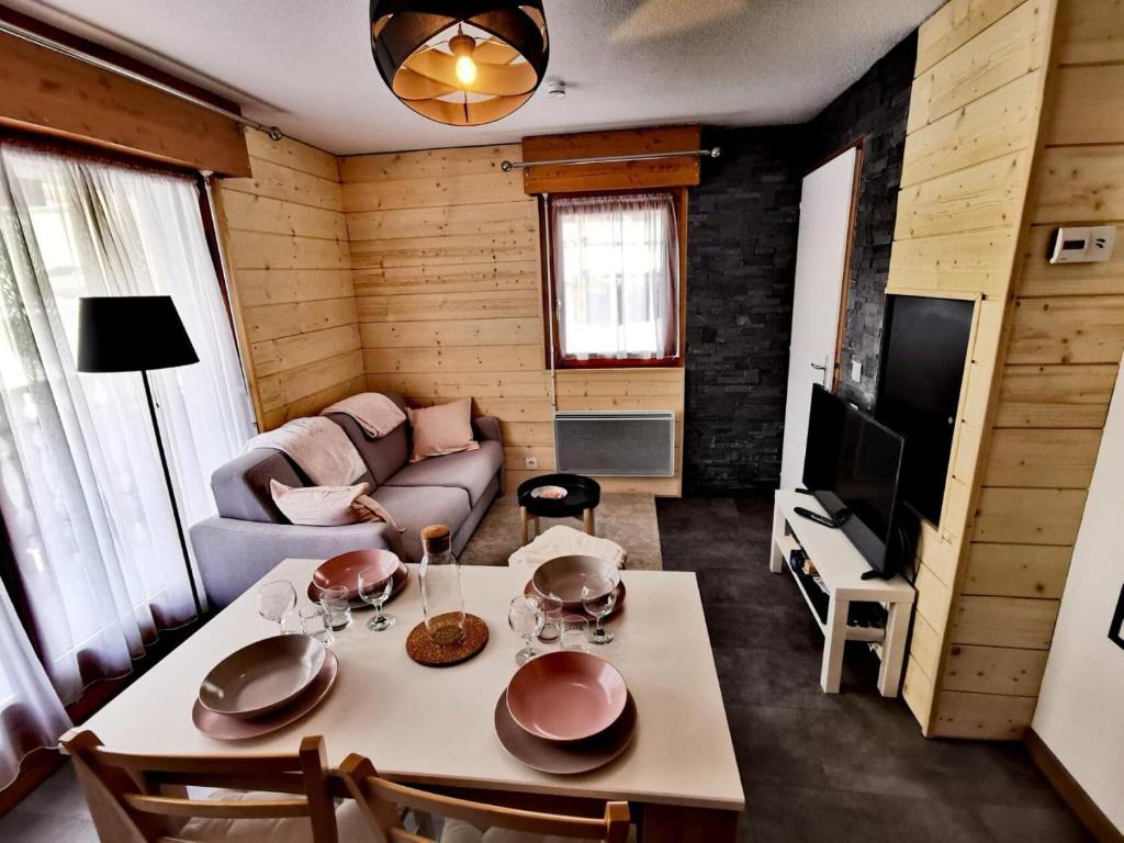 un salon avec une table et un canapé dans l'établissement Résidence Chanteneige - Appartement lumineux et rénové MAE-1181, aux Gets