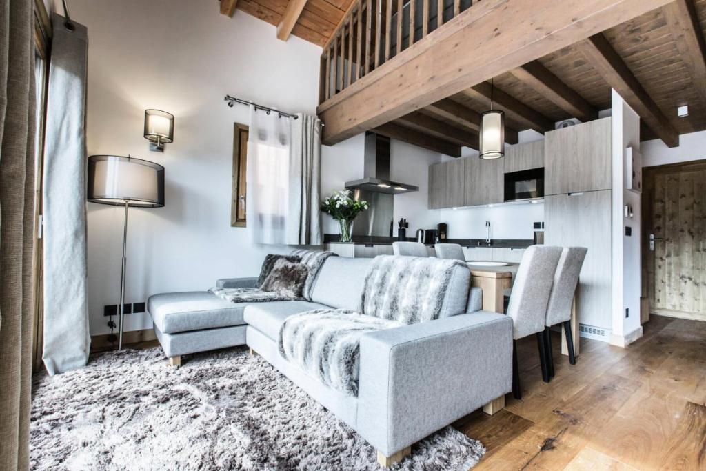 un salon avec un canapé et une table dans l'établissement Résidence Le Kilimandjaro - Appartement très cosy, 2 chambres en suite, proche commerces MAE-1201, aux Gets