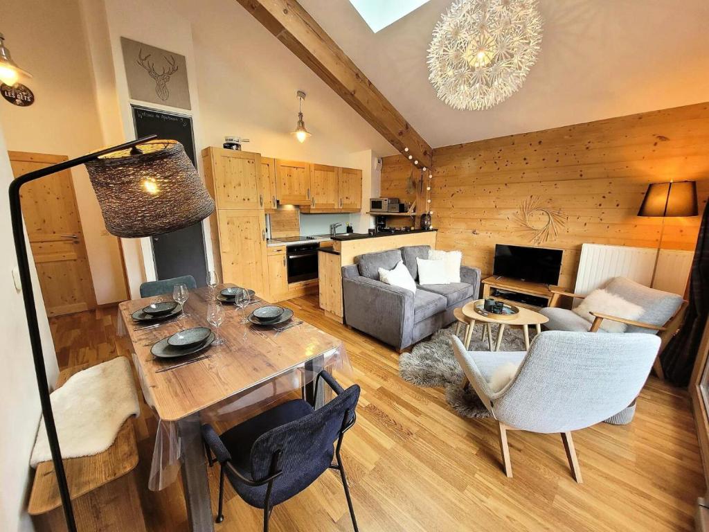 un salon avec une table et un canapé dans l'établissement Chalet Les Perrieres - Appartement douillet dans petite résidence au calme. MAE-1211, aux Gets