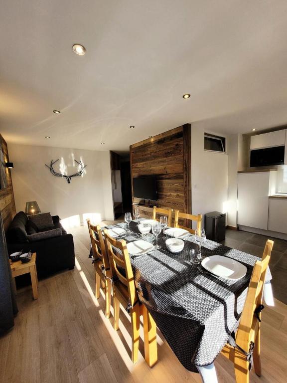- une salle à manger avec une table, des chaises et un canapé dans l'établissement Résidence Helios - Appartement 2 chambres - vue splendide MAE-1111, aux Gets