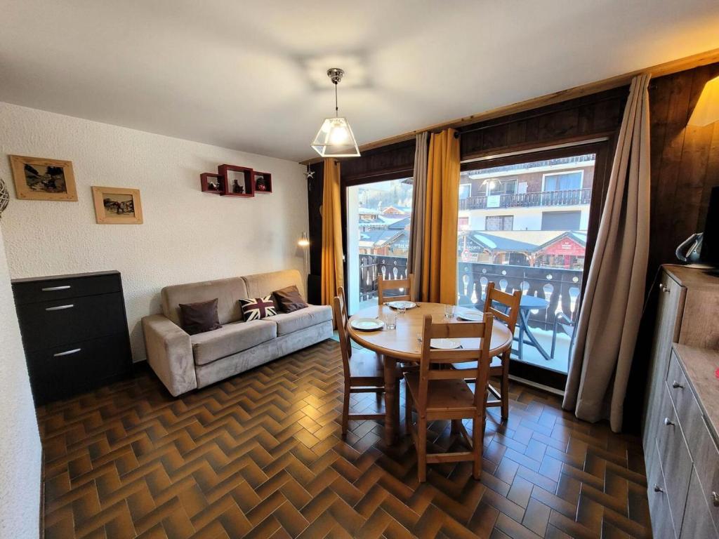 un salon avec une table et un canapé dans l'établissement Résidence Eden Roc I - Appartement lumineux et bien agencé, plein centre MAE-1291, aux Gets