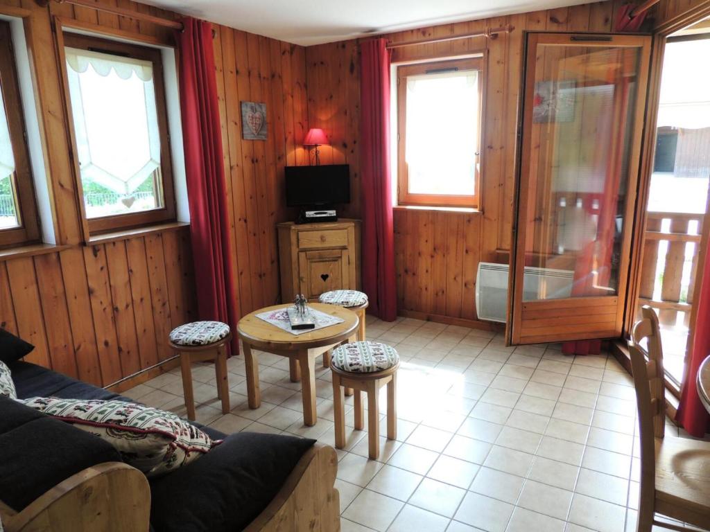 un salon avec un canapé et une table dans l'établissement Résidence Rebiole - Appartement fonctionnel et calme à deux pas du cen MAE-1301, aux Gets