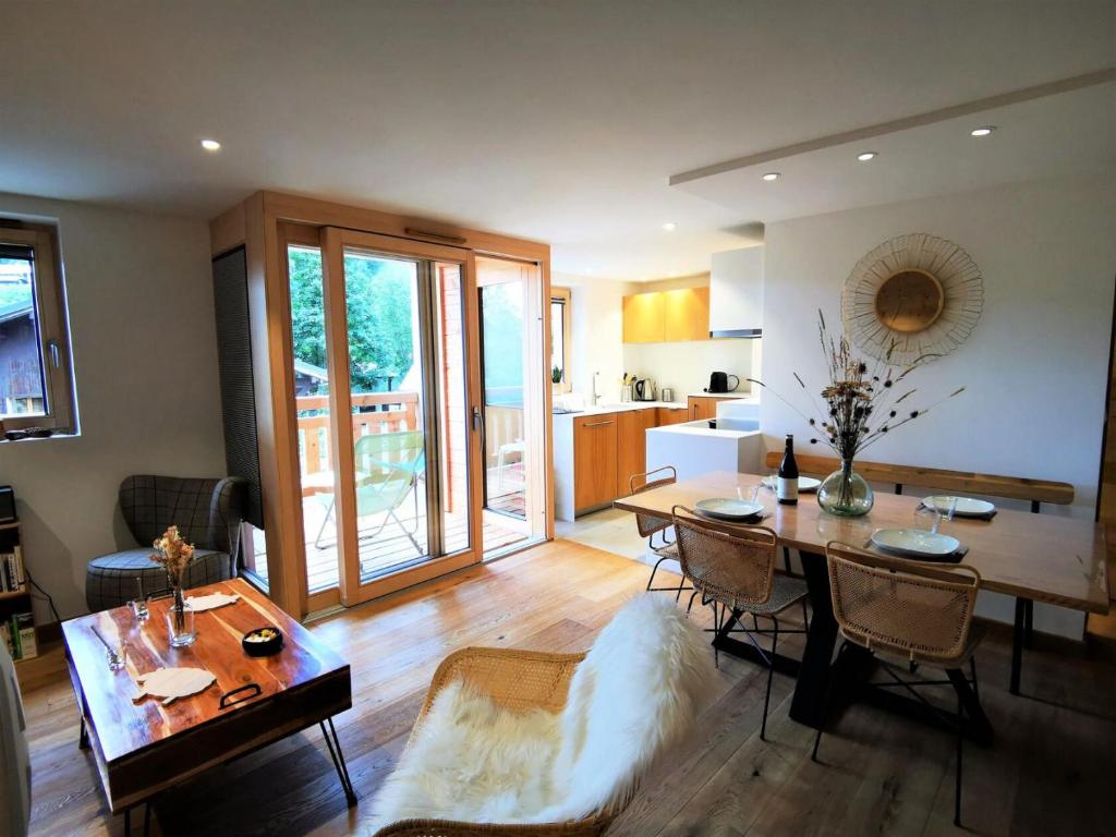 Il comprend un salon avec une table à manger et une cuisine. dans l'établissement Résidence Ambrocella - Bel appartement lumineux, exposition Sud ouest MAE-1281, aux Gets