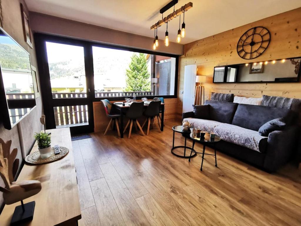 un salon avec un canapé et une table dans l'établissement Résidence Plein Soleil B - Studio cabine au calme et proche des pistes MAE-1311, aux Gets