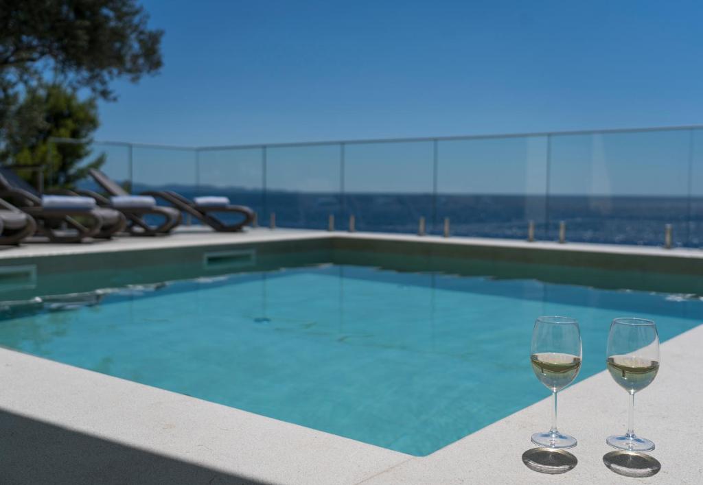Bazen u objektu Seafront Villa Toma with Heated Pool ili u blizini