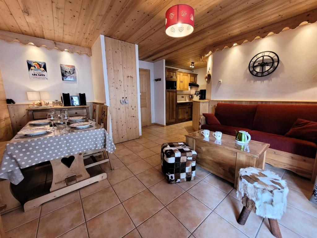 un salon avec un canapé et une table dans l'établissement Résidence Eden Roc Ii - T3 centre station et proche des pistes de ski MAE-1271, aux Gets
