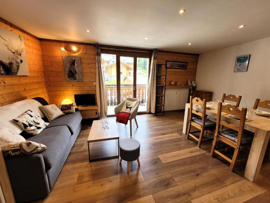 un salon avec un canapé et une table dans l'établissement Résidence Saint Guibert - Charmant appartement au cœur du vieux village MAE-1341, aux Gets