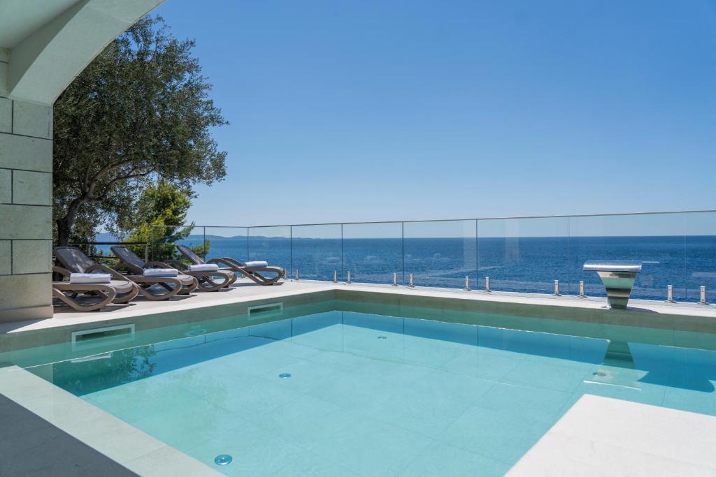Bazen u objektu Seafront Villa Toma with Heated Pool ili u blizini
