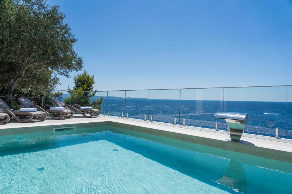 Bazen u objektu Seafront Villa Toma with Heated Pool ili u blizini
