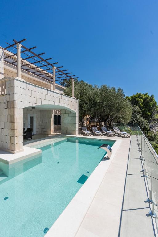 Bazen u objektu Seafront Villa Toma with Heated Pool ili u blizini