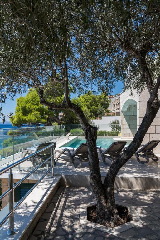 Bazen u objektu Seafront Villa Toma with Heated Pool ili u blizini