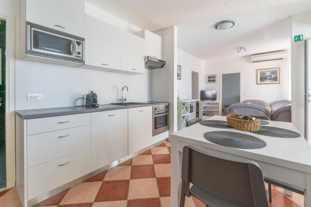 Kuhinja ili čajna kuhinja u objektu Seafront Villa Toma with Heated Pool