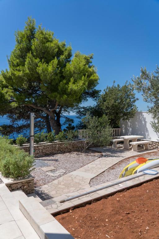 Vrt u objektu Seafront Villa Toma with Heated Pool