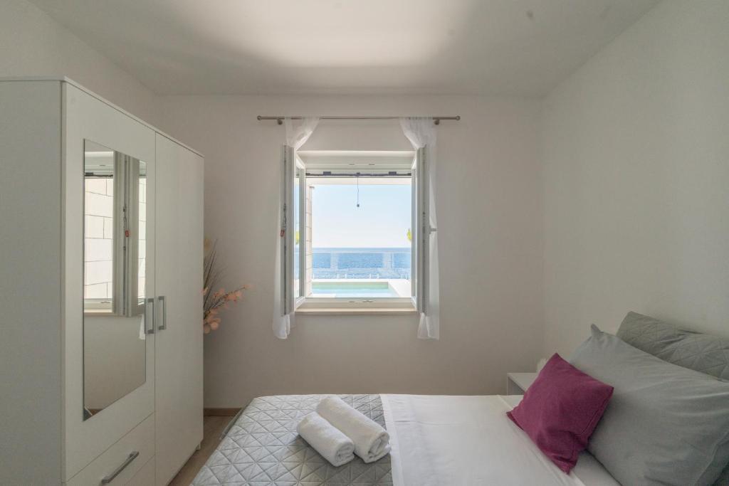 Krevet ili kreveti u jedinici u objektu Seafront Villa Toma with Heated Pool