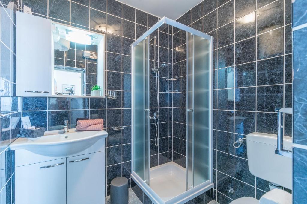 Kupaonica u objektu Seafront Villa Toma with Heated Pool