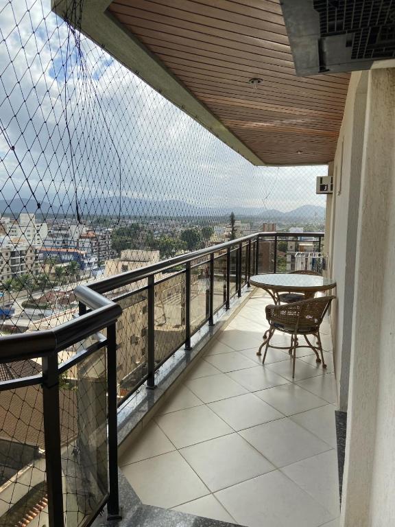 Uma varanda ou terraço em Apartamento na Enseada com vista para o mar - 300 m da praia