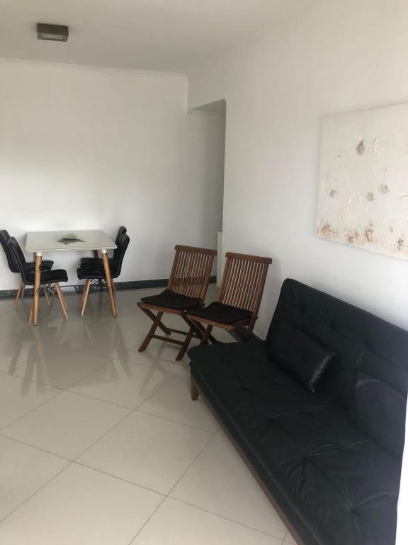 Uma área de estar em Apartamento na Enseada com vista para o mar - 300 m da praia