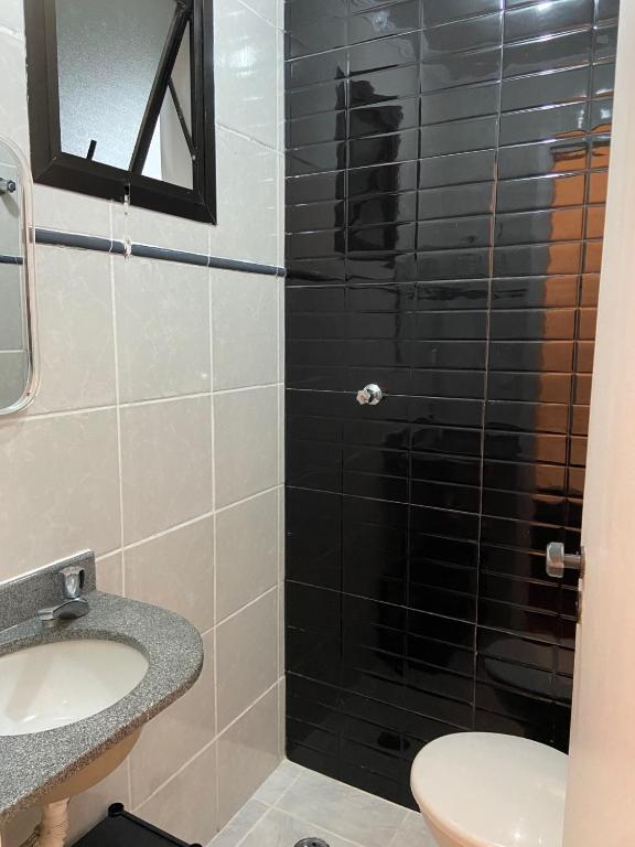 Um banheiro em Apartamento na Enseada com vista para o mar - 300 m da praia
