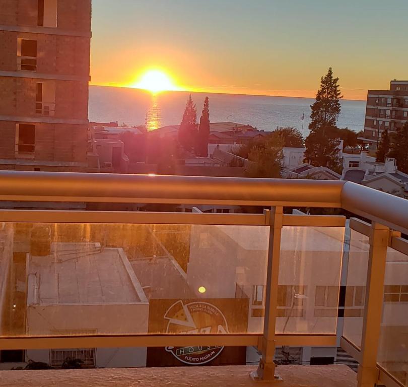 Solopgangen eller solnedgangen set fra lejligheden