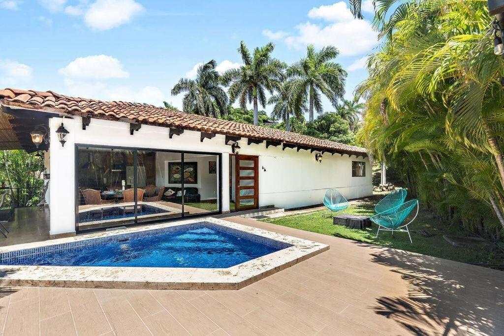 Bazén v ubytování Spacious Villa Retreat in Private Resort nebo v jeho okolí