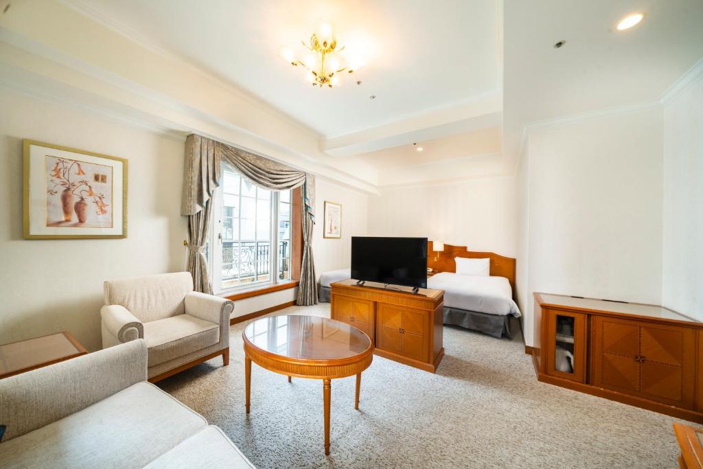TV a/nebo společenská místnost v ubytování KOKO HOTEL Osaka Shinsaibashi