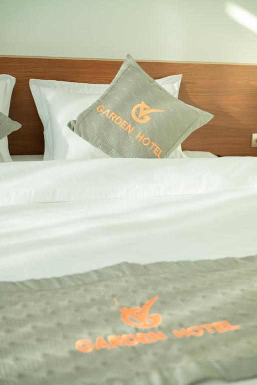 Postel nebo postele na pokoji v ubytování Garden Hotel II