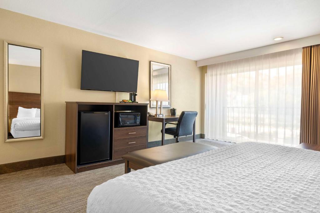 Best Western Oceanside Inn - Large King Room - Non-Smoking