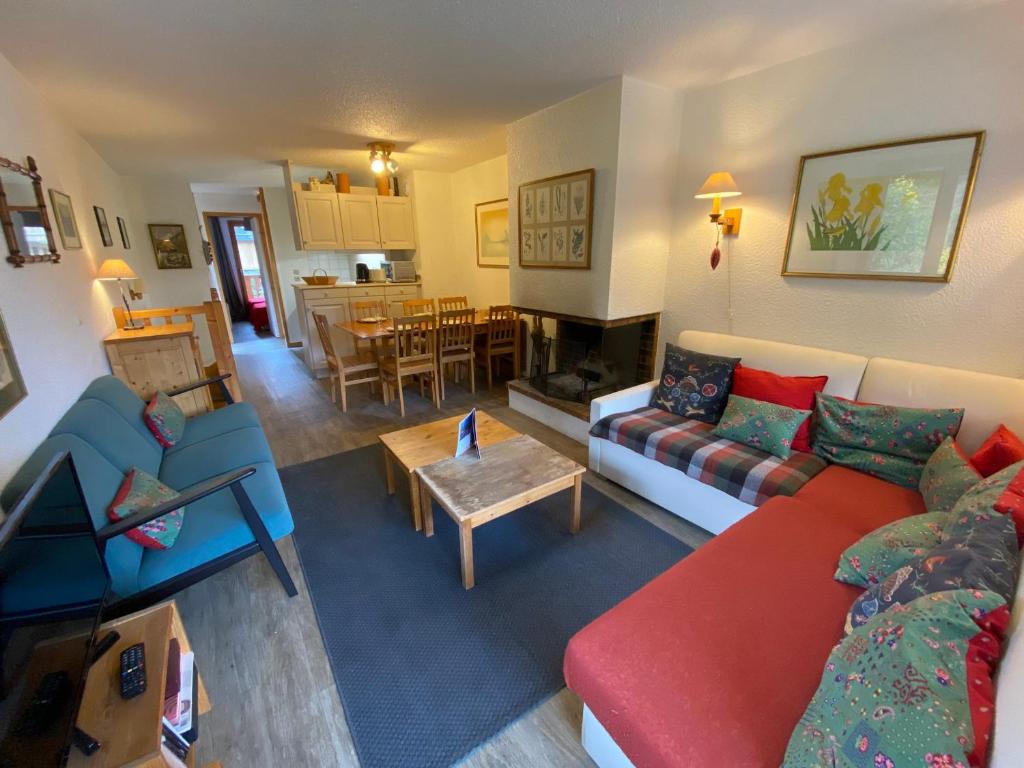 un salon avec un canapé et une table dans l'établissement Méribel centre, duplex 4 pièces, 6 pers, balcons, proche pistes - FR-1-411-955, à Les Allues
