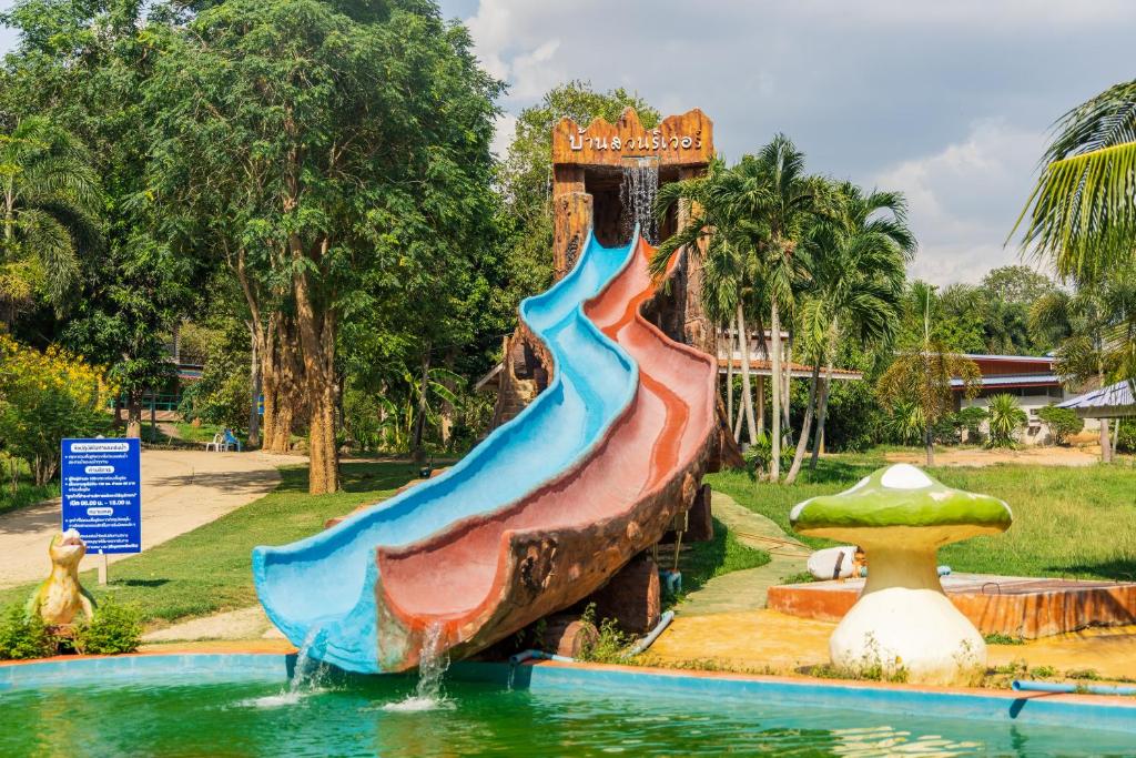 Bazén v ubytování บ้านสวนริเวอร์รีสอร์ทแก่งกระจาน nebo v jeho okolí