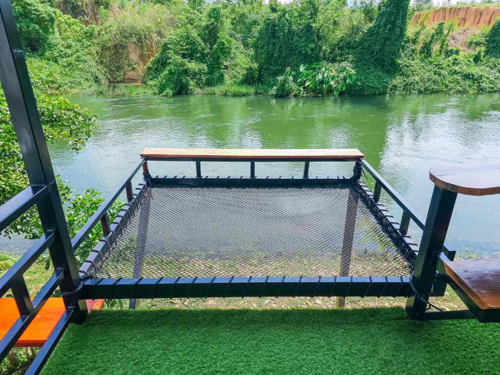 Výhled na řeku, která protéká v blízkosti luxury tent