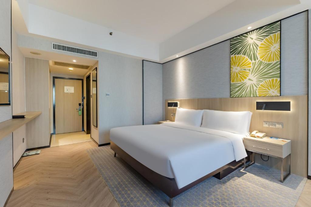 Postel nebo postele na pokoji v ubytování Holiday Inn Shanghai Vista by IHG - Easy access to travel spot city walk