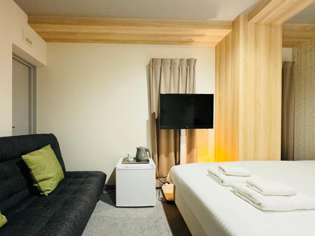 Postel nebo postele na pokoji v ubytování Y&Y NAMBA HOTEL Osaka