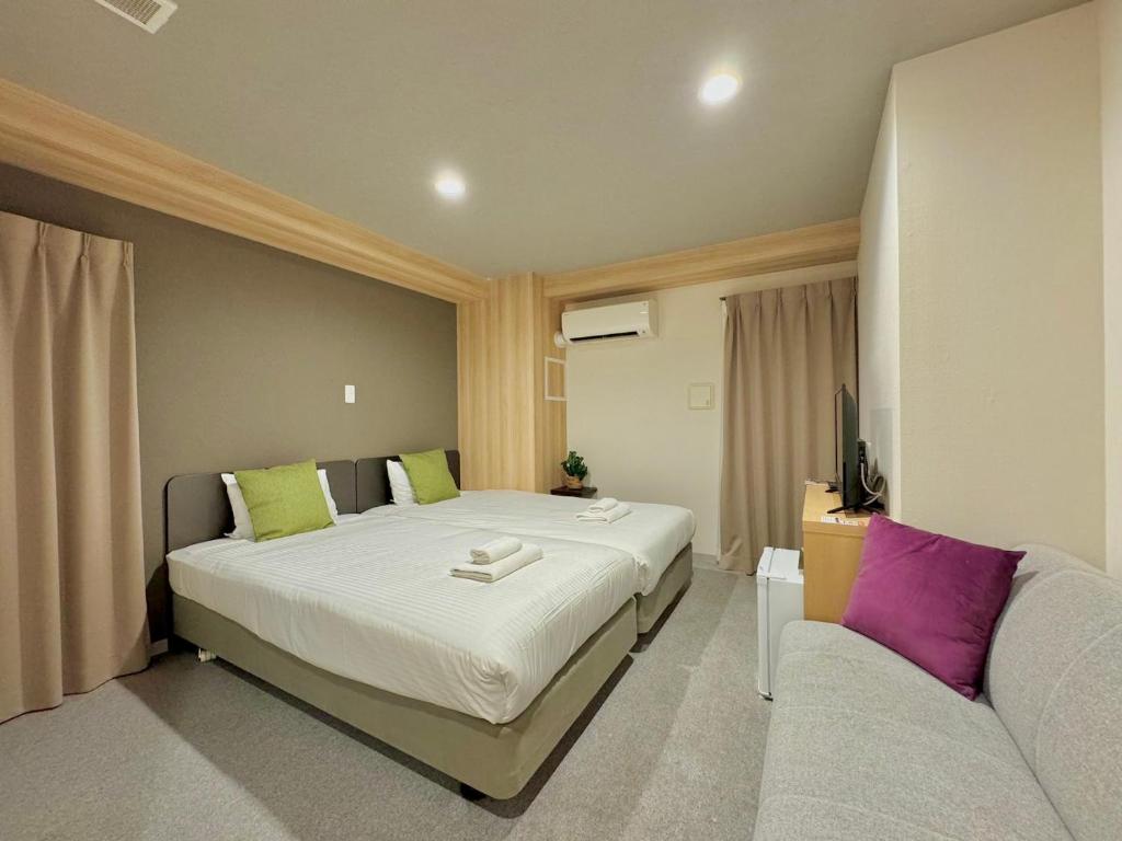 Postel nebo postele na pokoji v ubytování Y&Y NAMBA HOTEL Osaka