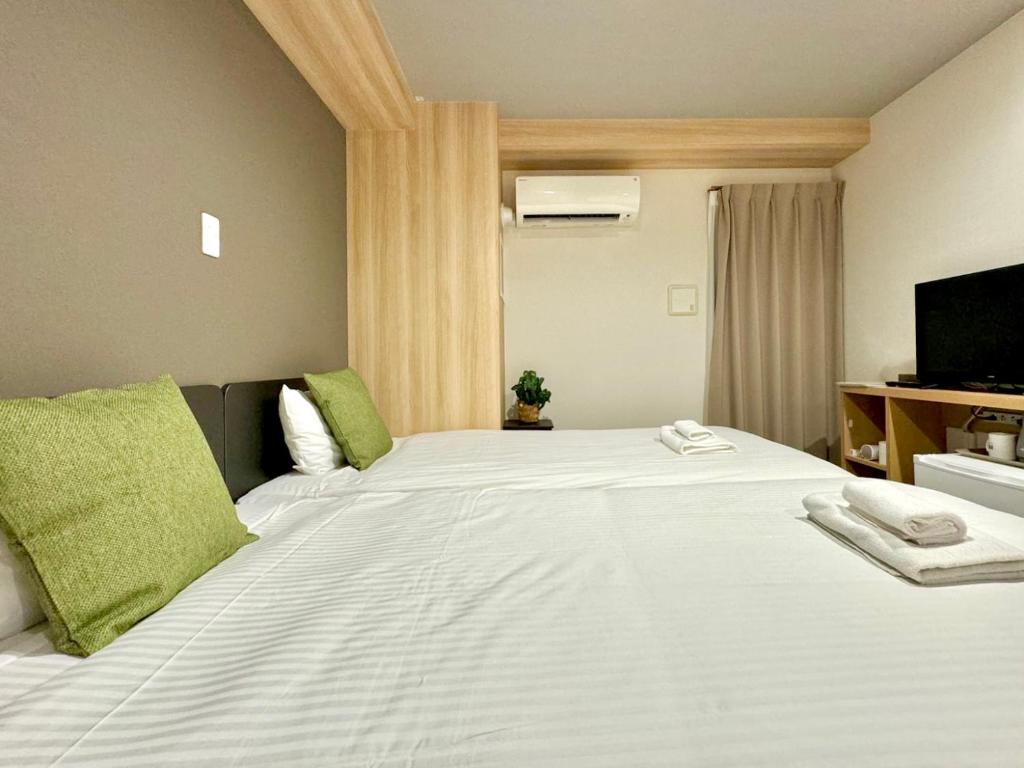 Postel nebo postele na pokoji v ubytování Y&Y NAMBA HOTEL Osaka