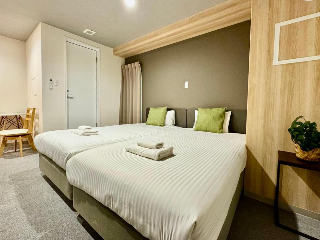 Postel nebo postele na pokoji v ubytování Y&Y NAMBA HOTEL Osaka